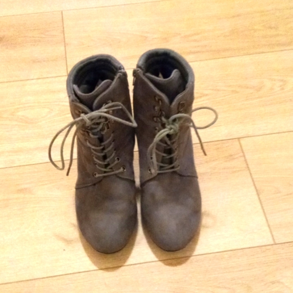 Alexis bendel boots